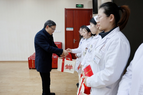 翟书记发纪念品.jpg