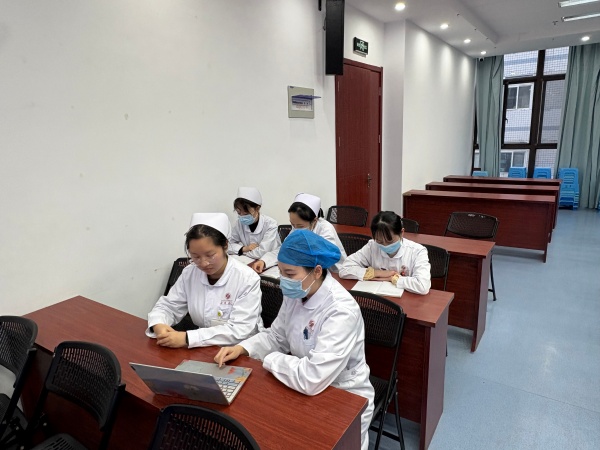 小组学习.jpg 小组学习.jpg