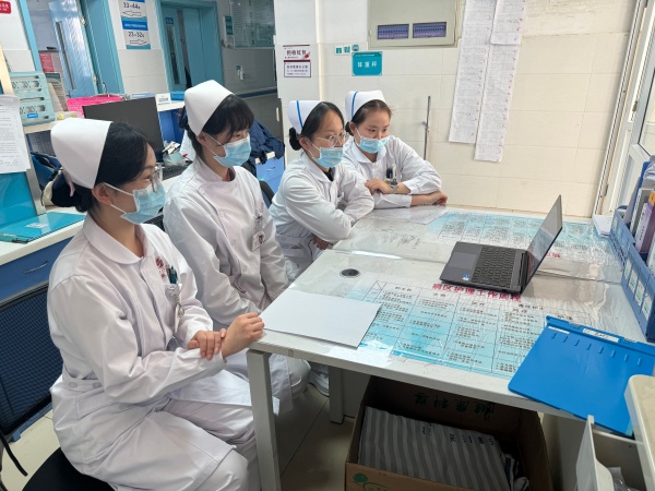 小组学习2.jpg 小组学习2.jpg