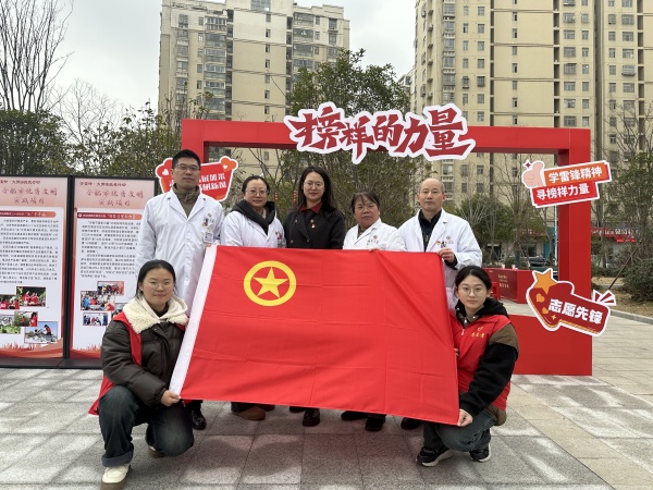 团委旗子合影.jpg