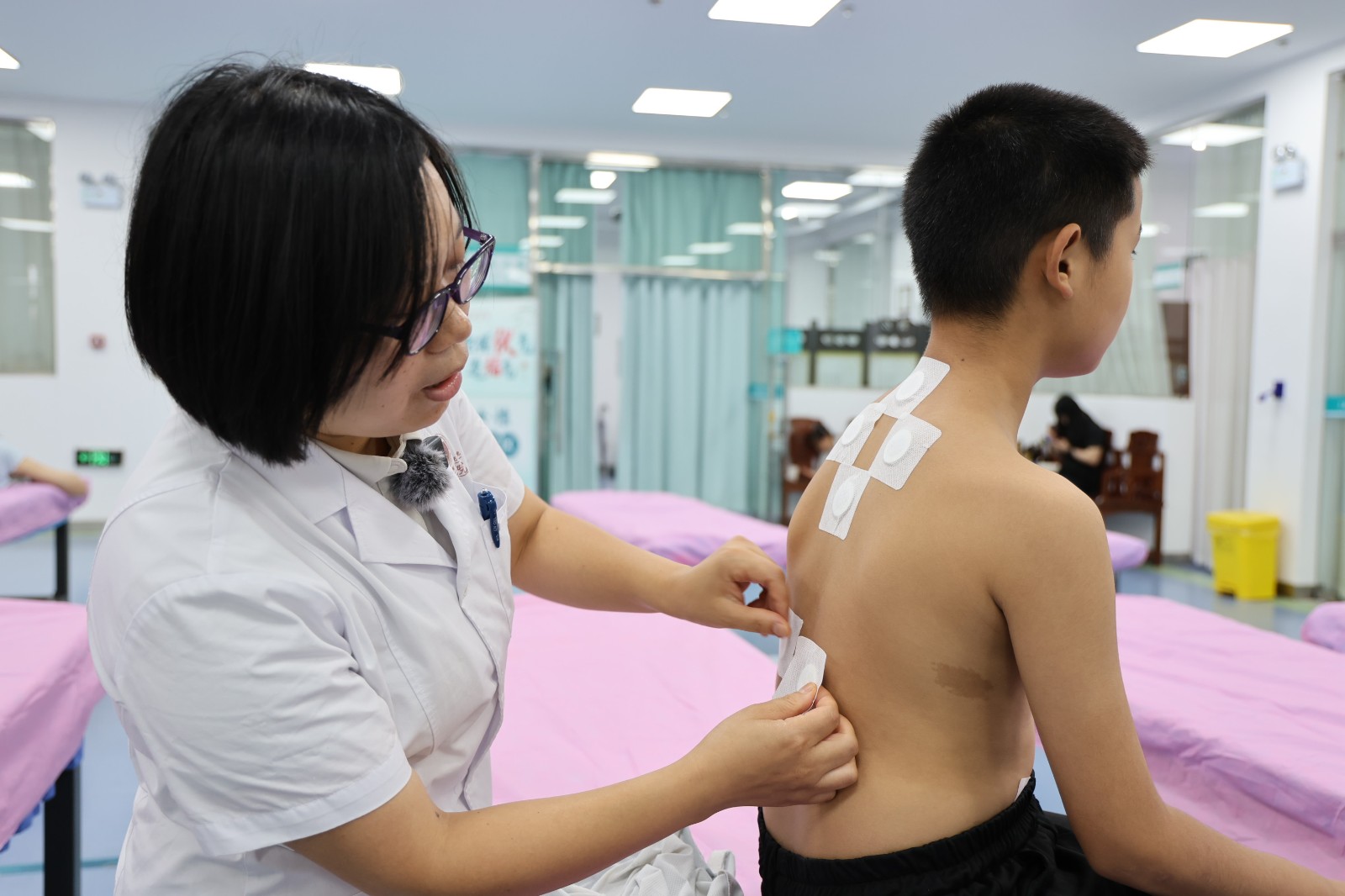 6月21日夏至日,成功举办“沪皖合体”三伏贴直播活动。作为中医药文化服务月系列的重要内容,此次直播聚焦“冬病夏治”传统疗法,通过专家深入讲解、现场操作演示以及实时互动,向近两千名观众普及了三伏贴的适用人群、贴敷要点及中医防病理念。上海中医药大学附属曙光医院安徽医院推拿科主治医师张燕正在为青少年贴三伏贴.jpeg 6月21日夏至日,成功举办“沪皖合体”三伏贴直播活动。作为中医药文化服务月系列的重要内容,此次直播聚焦“冬病夏治”传统疗法,通过专家深入讲解、现场操作演示以及实时互动,向近两千名观众普及了三伏贴的适用人群、贴敷要点及中医防病理念。上海中医药大学附属曙光医院安徽医院推拿科主治医师张燕正在为青少年贴三伏贴.jpeg