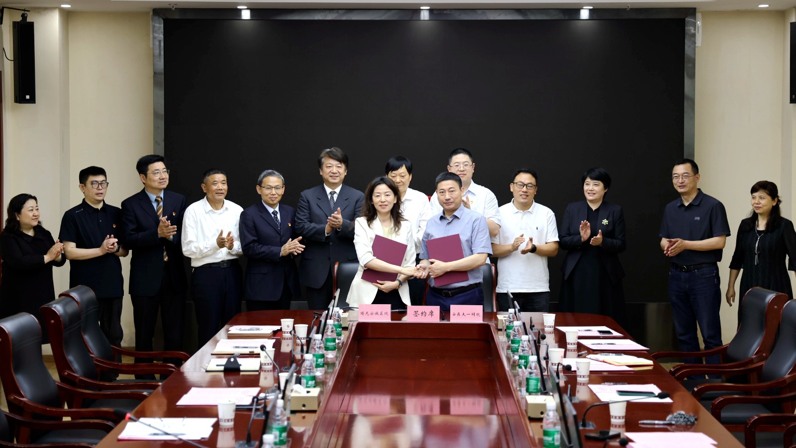 5.15 安医大一附院与上海曙光医院安徽医院签订医联体单位协议 合影1.jpg 5.15 安医大一附院与上海曙光医院安徽医院签订医联体单位协议 合影1.jpg