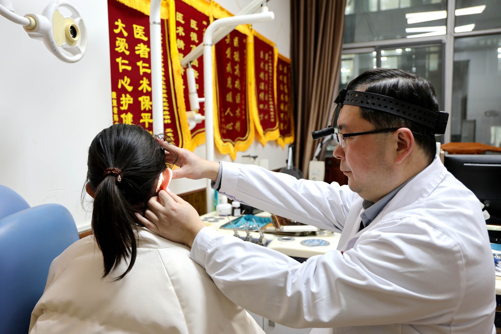 2.6 王志斌为病人检查.JPG