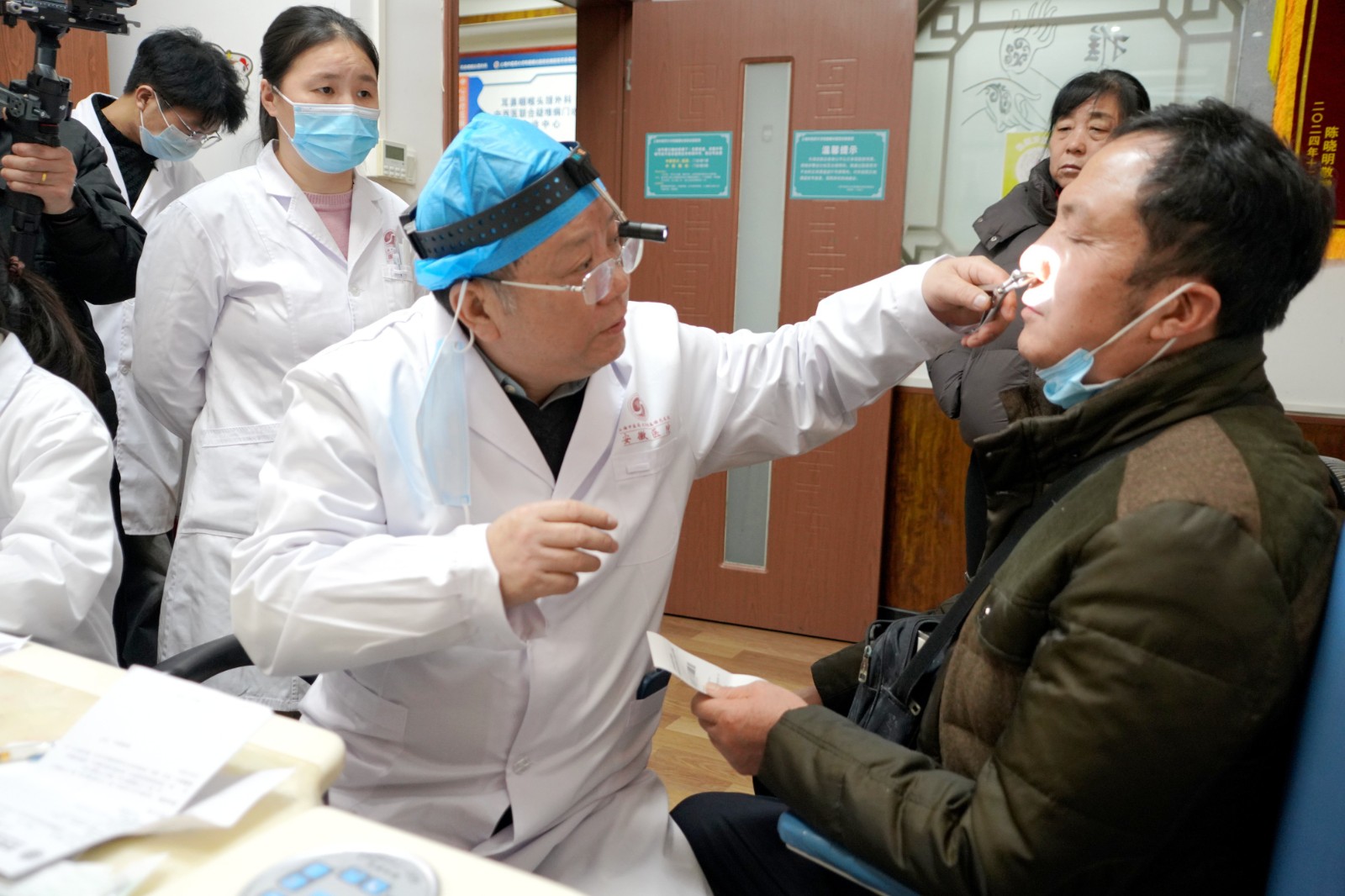 2.6 刘业海为病人检查.jpg