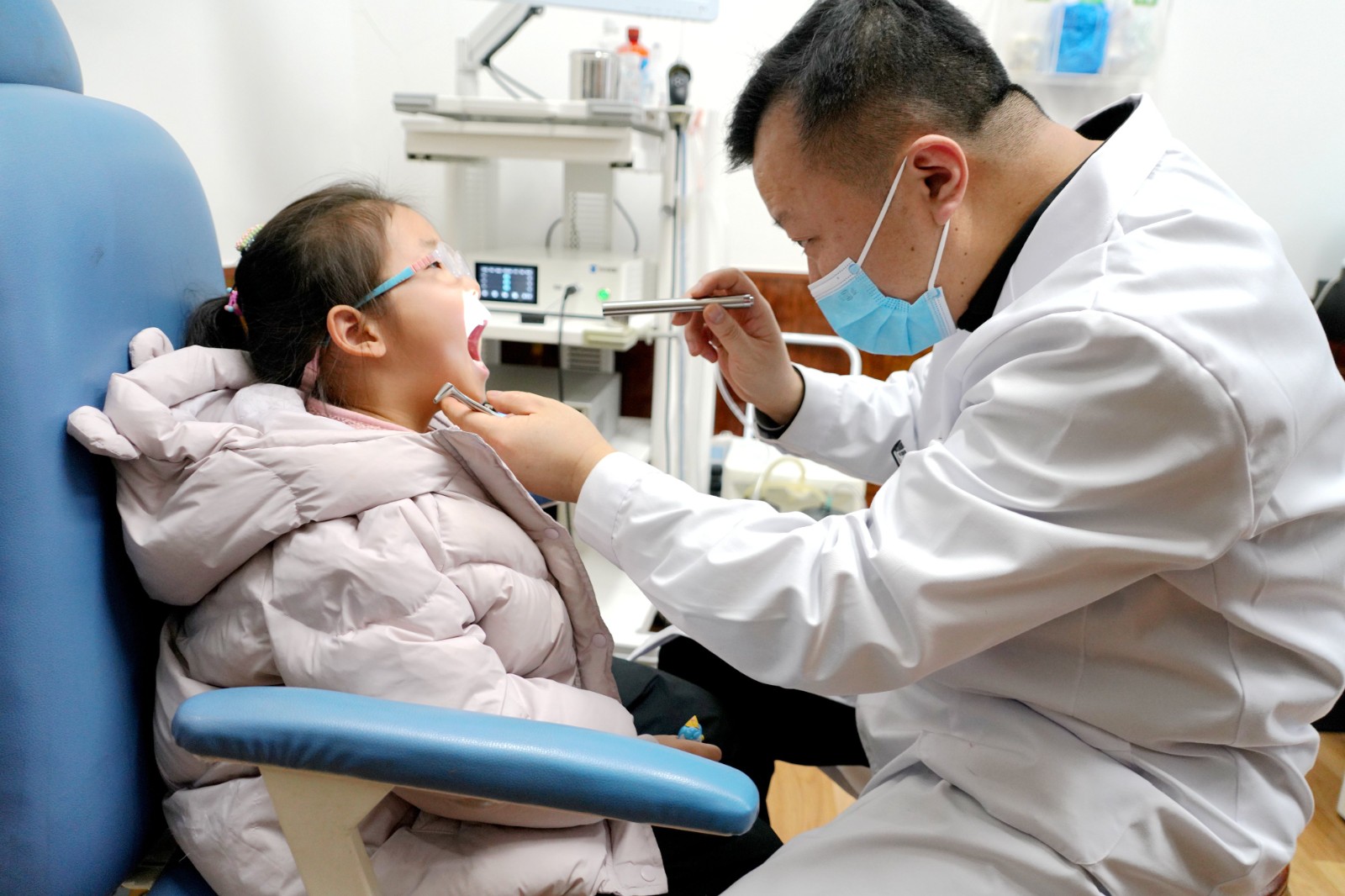 2.6 吴飞虎为小患者检查.jpg