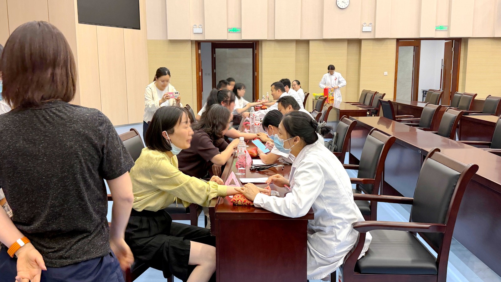 3.9月11日下午，上海中医药大学附属曙光医院安徽医院团委联动团安村社居委在省气象局开展“气象岐黄月月行”第五期公益义诊。.jpg